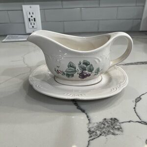 Pfaltzgraff Stoneware "Grapevine" Pattern Gravy Boat with Underplate